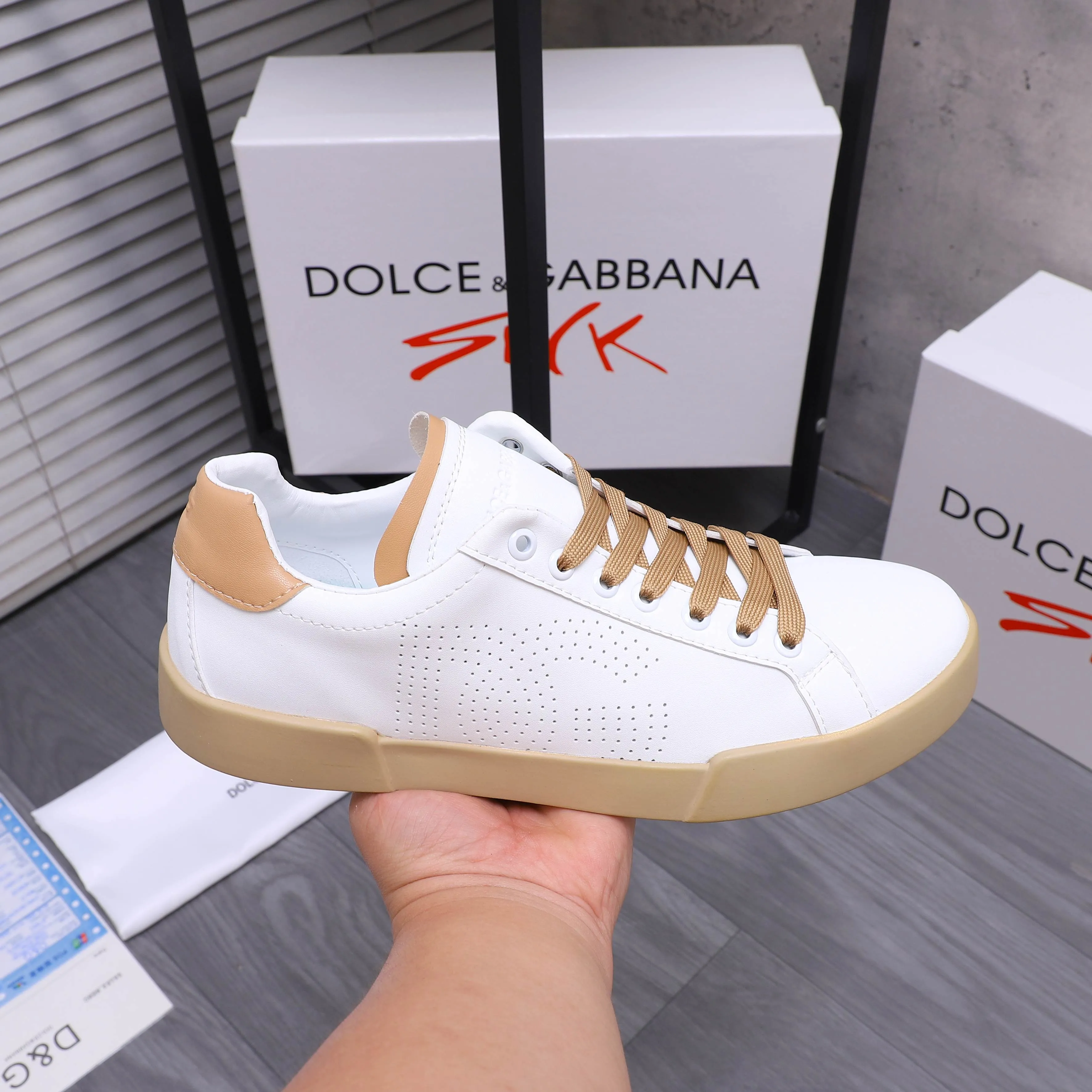 Men's shoes 💰420 Product trademark: DG (Dolce & Gabbana) casual shoes for couples. Regular size: 35-46 (45.46 is custom-made and non-returnable) Product materials: Selected high-quality cowhide upper, leather lining, cowhide insole, original outsole